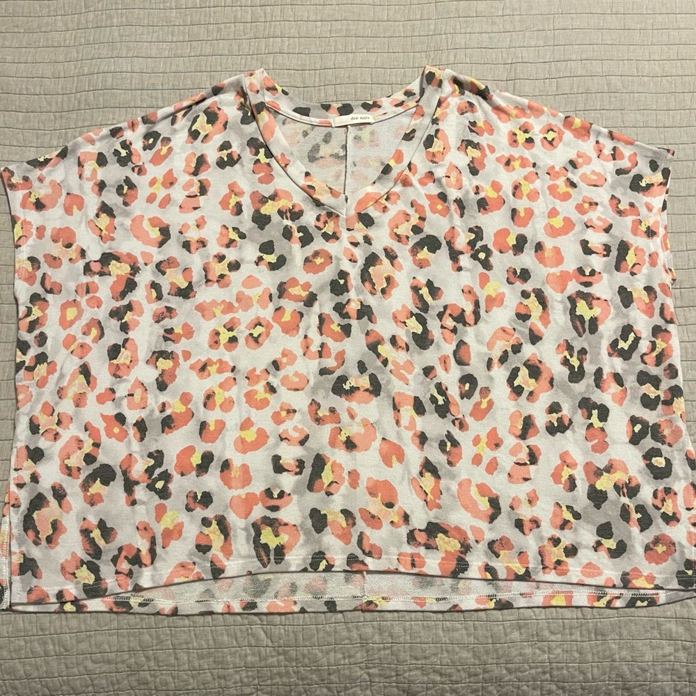 Dear Apple Ladies Boutique Knit Short Sleeve Leopard V-Neck Top Size Large